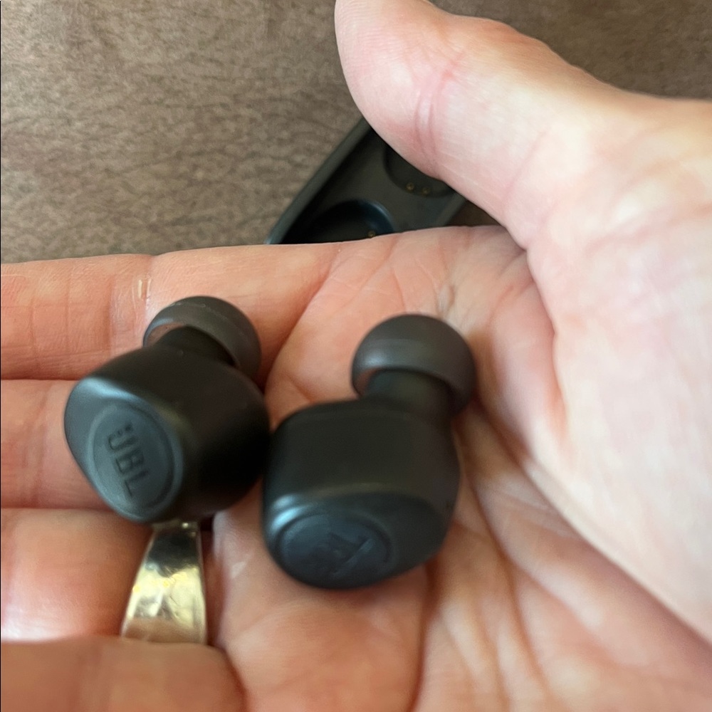 JBL earbuds - Picture 2 of 3